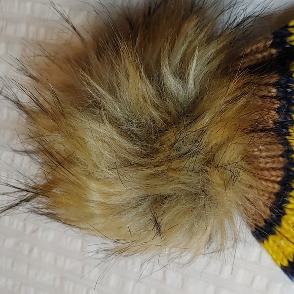 NWT AERIE MULTI STRIPED KNIT HAT TOQUE WITH FAUX FUR POMPOM - Picture 5 of 7